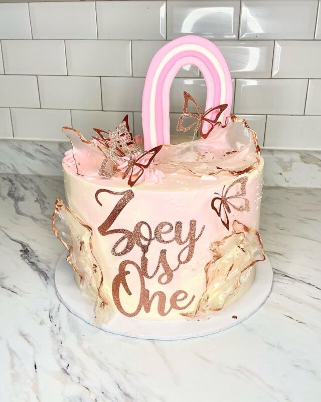 Zoey is One💗
-
Cake size 10” 
-

#kdskakes #buttercreamcakes #cakesofinstagram #igcakes #buttercreamstencil #buttercreamroses #cakedesign #cakedecorating #floraldesign #customcakes #customizedcupcakes #bramptoncakes #torontocakes #cakeart #minicakes #rosettecake #ricepapersails #firstbirthdaycake #rosegoldcake #butterflycake