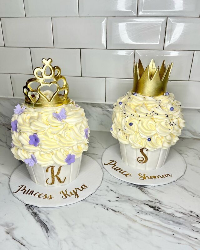How cute are these cupcake cakes?!💜🧁 Matching mini’s for a set of twins first birthday!👑✨
-
#kdskakes #customcakes #bramptoncakes #firstbirthdaycake #firstbirthday #cupcakecake #giantcupcake