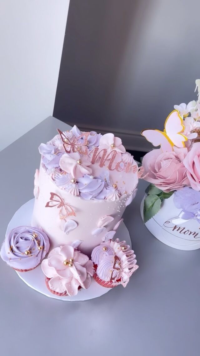 Mother’s Day is approaching!🤍
-
Packages available for pick up in either Brampton or Scarborough. Available until May. 7th

Full list of options + pricing available through the order link in bio!💜
-
#kdskakes #mothersday #mothersdaygift #mothersdaycake #mothersdayballoons #floralcake #floralcupcakes #customcakes #customballoons #balloonflowerbox #buttercreamcakes #cakedesign #cakeinspo #bramptoncakes #torontocakes #mothersdayspecial #minicake #cakesofinstagram #mothersdaycupcakes