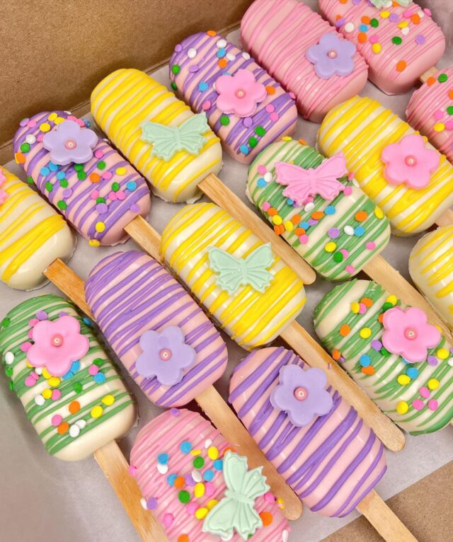 Peppa Pig Mini & matching sweets💗🌸🦋🌼
-
Cake size: 5” 
-
#kdskakes #peppapig #peppapigcake #cakesickles #minicakes #chocolatetreats #cakepops #cupcakesofinstagram #bramptoncakes #torontocakes #peppapigbirthdayparty