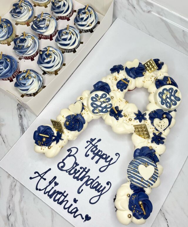 Matchy🤍✨ 
-
Pricing for letter cakes & rosette cupcakes can be found through the link in bio!🧁
—
#kdskakes #cupcakes #cupcakecake #lettercake #navyblueandgold #cakedecorating #cakesofinstagram #bramptoncakes #torontocakes #pullapartcupcakes #cakeart