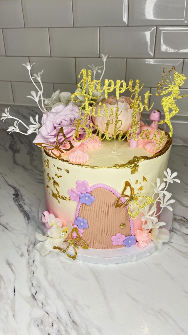 For a Fairy 1st Birthday🧚🏽‍♀️✨🍄🦋
-
Cake size: 8” 
-
#fairycake #fairybirthday #fairyaesthetic #firstbirthday #firstbirthdaycake #floralcake #customcake #bramptoncake #torontocake #cakesofinstagram #cakegram #cakeinspo #cakedecorating #cakeart #cakeartist #fairycupcakes