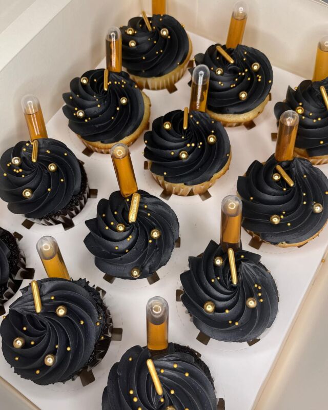 Henny Infused Birthday Cupcakes🤩🖤
-
#cupcakesofinstagram #infusedcupcakes #blackandgoldcake #cupcakery #cupcakedecorating #customcakes #bramptoncakes #torontocakes