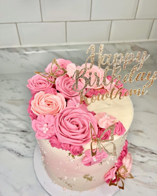 Buttercream piped florals for a 40th🌸🩷
-
Cake size: 6” 
-
#kdskakes #buttercreamcakes #buttercreamrecipe #cakesofinstagram #cakeinspo #torontocakes #bramptoncakes #cakedecorating #pinkcakes #pinkpinkpink