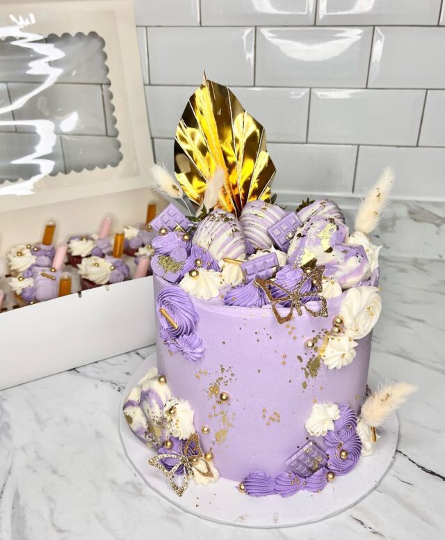 For The Purple Lovers!💜✨😍
-
Cake size: 7”
-
#kdskakes #cupcakecake #lettercake #infusedcupcakes #purplecake #purpleaesthetics #purpleandgold #luxecupcakes #cupcakedesign #cakeinspiration #customcakes #bramptoncakes #torontocakes #cakesofinstagram