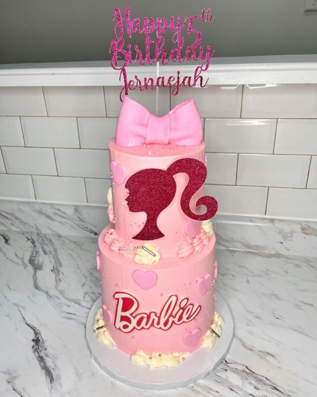 Barbie cake with all the matching treats!🩷🎀
-
Cake size: 7/5”
-
#kdskakes #barbiecake #barbiecupcakes #barbiecakepops #barbiemovie #barbiegram #customcake #cakeinspo #cakedecorating #cakesofinstagram #cakedesign