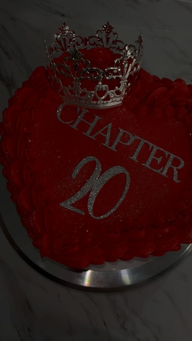 All Red Beauty♥️🤩
-
Cake size: 8”
-
#kdskakes #customcakes #heartcake #glittercake #redheartcake #redcake #crowncake #heartcakes #heartcake❤ #caketrends #cakelovers #cakesofinstagram #torontocakes #bramptoncakes #mississaugacakes #birthdaycakes #cakeit #buttercreamcakes