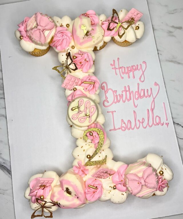 Pretty Pinks for Isabella💗🎀💕
-
#kdskakes #cupcakecake #lettercake #customcake #cakesofig #bramptoncakes #pullapartcake