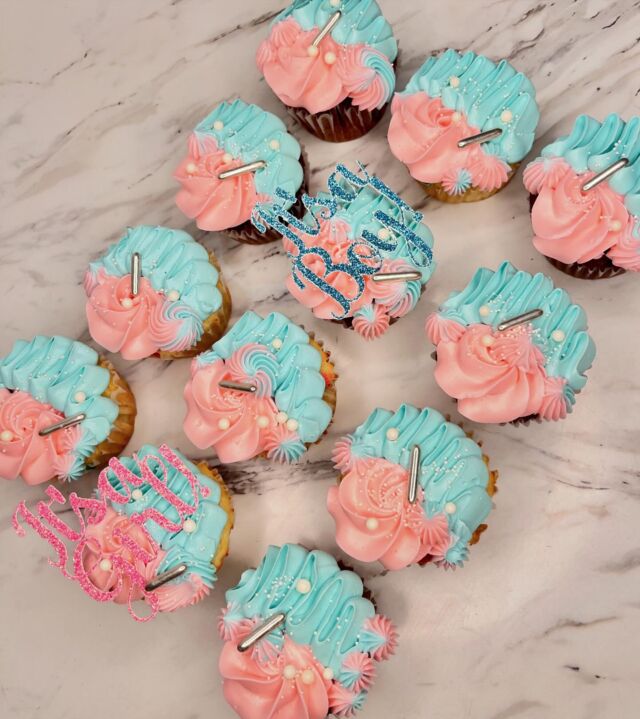 Gender Reveal Cupcakes🩵🩷🧁 & It’s a girl! 💗 So they’re filled with pink icing👶🏽💗
-
Accepting orders for June & July! Order link in bio🫶🏽
-
#kdskakes #cupcakedecorating #gendereveal #genderevealcupcakes #genderrevealcake #cupcakedecorating #cupcakeart #cupcakesofinstagram #customcakes #bramptoncakes #cakesofig #babyshowercupcakes #babyshowercakes