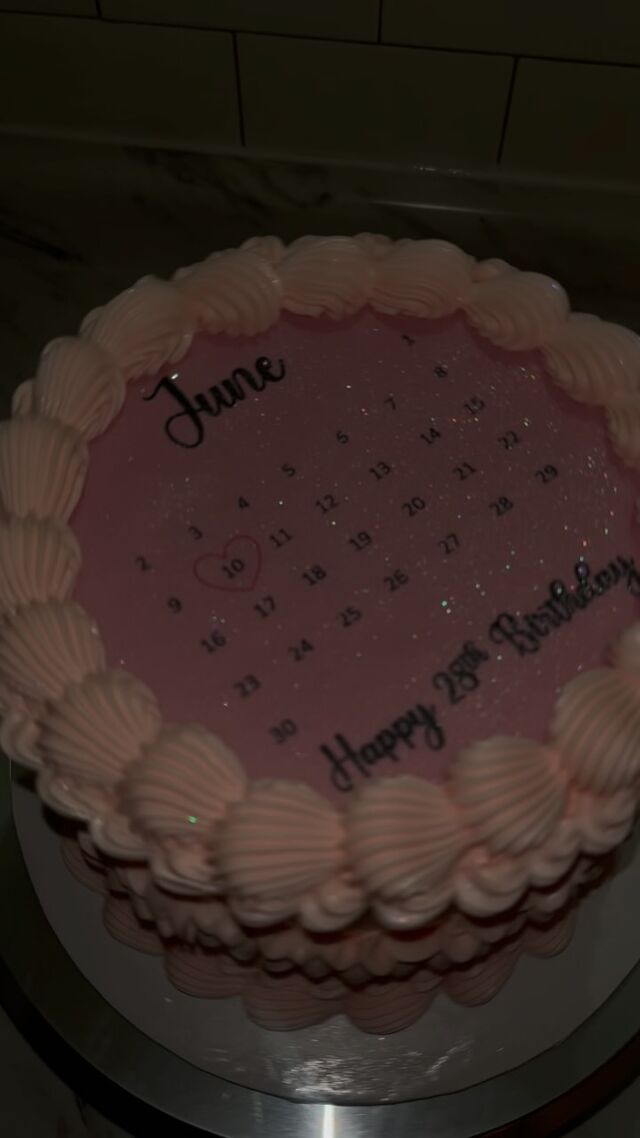 Pink on pink calendar cake💕💗🎀🩷
-
Cake size: 7”
-
#kdskakes #calendarcake #heartcake #geminiseason #geminicake #calendarcakes #glittercake #pinkcakes #pinkpinkpink #pinklover #birthdaycakes #girlycakes #caketrends #cakereels #cakeinspo #cakedecorating #buttercreampiping #cakesofinstagram #bramptoncakes #torontocakes