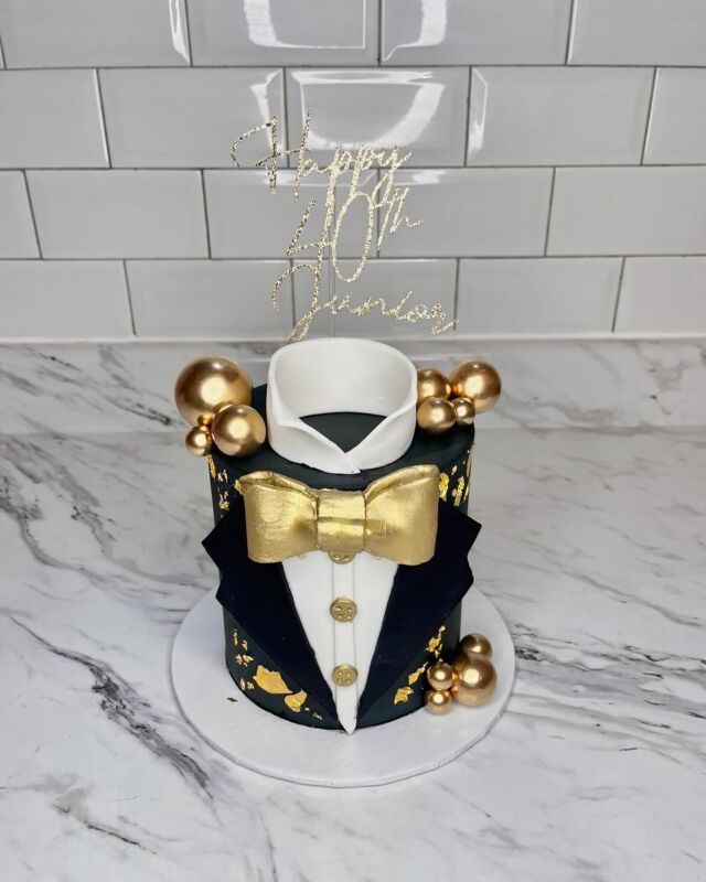 Junior’s 40th✨
-
Cake size: 6”
-
#suitcake #tuxedocake #menscakes #cakesofinstagram #minicakes #cakeinspo #40thbirthdaycake #40thbirthday #cakescakescakes #cakestagram #bramptoncakes #torontocakes