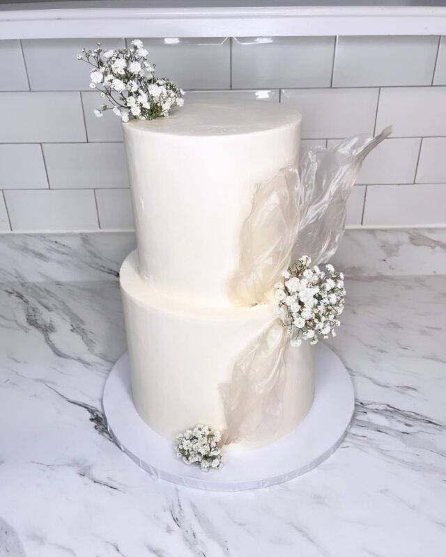 Sweet & Simple🤍
-
Cake size: 8/6” 
-
#kdskakes #tieredcakes #weddingcakes #weddinginspiration #anniversarycake #anniversarycelebration #bridalcake