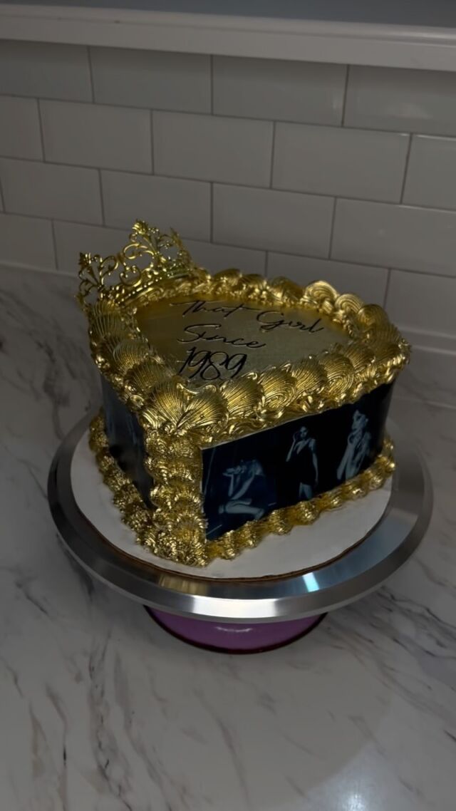 A moment for the gold!🤩✨✨ 
-
Cake size: 8”
-
#kdskakes #customcakes #heartcakes #picturecakes #goldheartcakes #caketrends #cakeinspo #cakesofinstagram #bramptoncakes #torontocakes #cakedesign #cakeart #photoreelcake #cakereels #cakecakecake #cakelover #buttercreamcakes