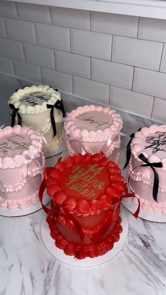 Bows on cakes forever pleaseee!😍🎀✨🤍
-
Have you seen our $90 5” bow cake promo?👀 Now EXTENDED until November 30th😉 Link in bio to order!💗
-
#cakereels #bowcakes #vintagecakes #cakeinspo #glittercakes #libracakes #libraseason #scorpioseason #heartcakes #caketrends #cakeinspo #cakestagram #minicakes #pinkcakes #librababy #cakedesign #cakestagram #kdskakes #bramptoncakes #torontocakes