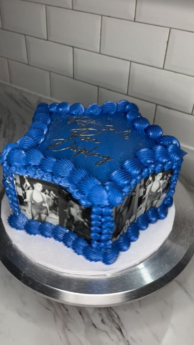 For the 5 STAR Girlies🤩💙🌟 Loveeeee this royal blue photo star cake!😍 
-
#starcake #glittercakes #photocakes #heartcakes #caketrends #buttercreamcakes #igcakes #vintagecakes #customcakes #cakestagram #bramptoncakes #cakeinspo