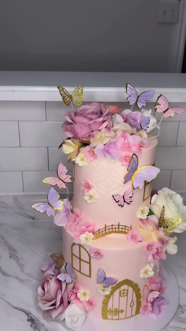 What all my girly dreams are made of🤭💕🌸✨💜
-
Cake size: 8/6” 
-
💌 Booking for February! Order link in bio. 
-
#fairycake #butterflycake #girlycakes #cakestagram #cakeart