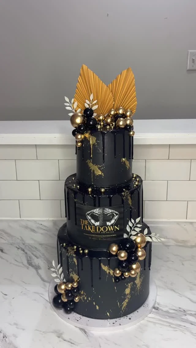 For the opening of @torontotakedown 🖤✨ 
-
Cake size: 9/7/5”
-
#torontocakes #blackandgoldcake #cakestagram #dripcakes #bramptoncakes