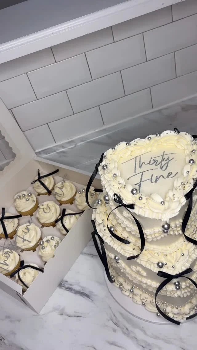 Thirty Fine & Divine🖤🤍 For the lovely @samanthaladylove thank you for trusting me always!🤍🤍
-
💗Cake & dessert pricing can be found through the link in bio. 
💗Booking for May. Please use the order form for all inquiries. 
-
#heartcake #vintagecake #cupcakepiping #thirtyfine #bramptoncakes