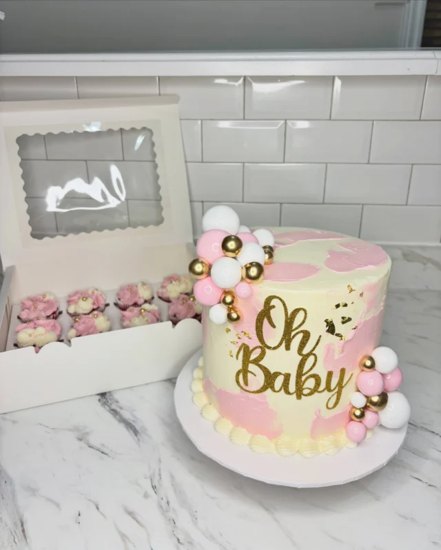 Pretty Pinks for this Cake & Luxe Cupcake duo💕🩷🎀
-
Cake size: 7” 
Luxe Cupcakes pricing available through the link in bio!
-
 #ohbaby #babyshowercake #luxecupcakes #bramptoncakes #cakescakescakes