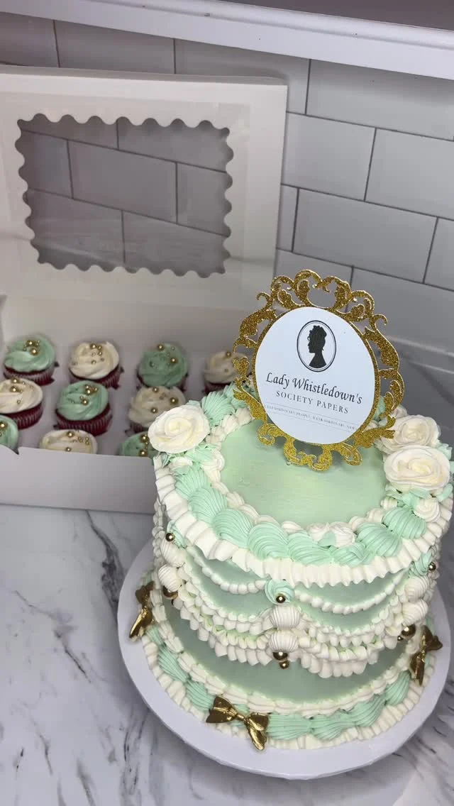 Bridgerton Inspired Birthday🤍✨
-
Cake size: 7” 
-
🩷 Booking for June! Use the link in bio for all inquiries
-
#bridgerton #bridgertonvibes #16thbirthdaycake #vintagecakes #chocolatecovetedtreats