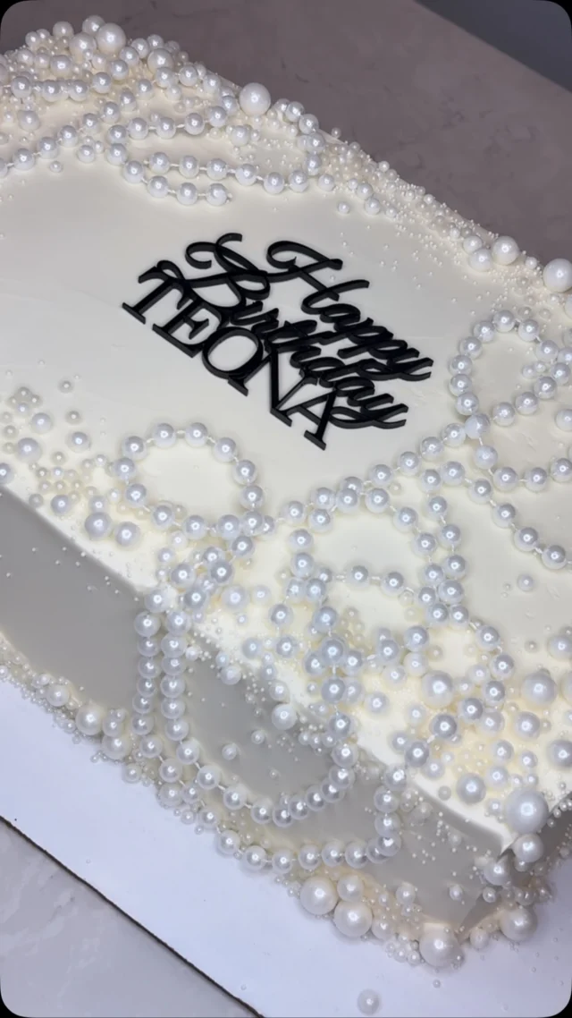 Now THIS is a birthday cake🤍😍🤏🏽
-
🗓️ Booking for Aug & Sept. Link in bio for all inquiries 
📍 Kd’s Kakes is now located in Milton! 
-
#miltoncakes #pearlcake #rectanglecakes #customcakes #cakestagram