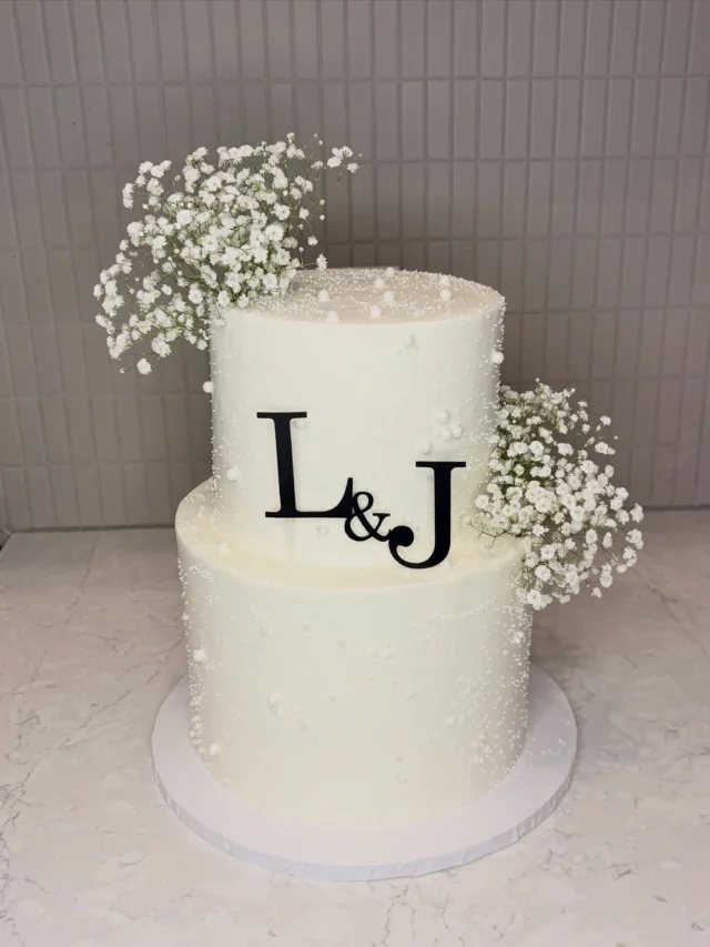 L&J🤍 
-
Cake size 9/7”
-
🗓️ Booking for October & November! 
🔗 All info for booking can be found through the link in bio 
-
#customcakes #weddingcakes #engagementcakes #2026bride #miltoncakes