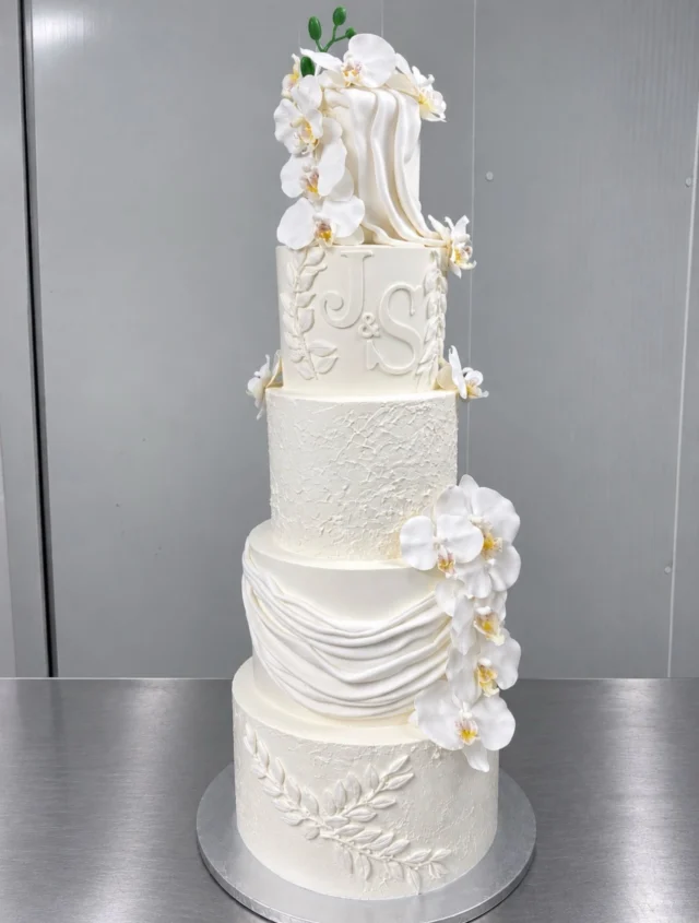 J&S🤍
-
I wish I got a picture of her in the venue! But this fridge one will do🙂‍↕️ She was an absolute stunner.
-
For all inquiries, use the link in bio🫶🏽
-
#weddingcakes #2026bride #miltoncakes #weddinginspiration cakeartist